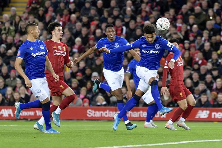 为什么跑垒员在冲向每一个垒包时都必须用脚用力蹬踏以保证不离垒