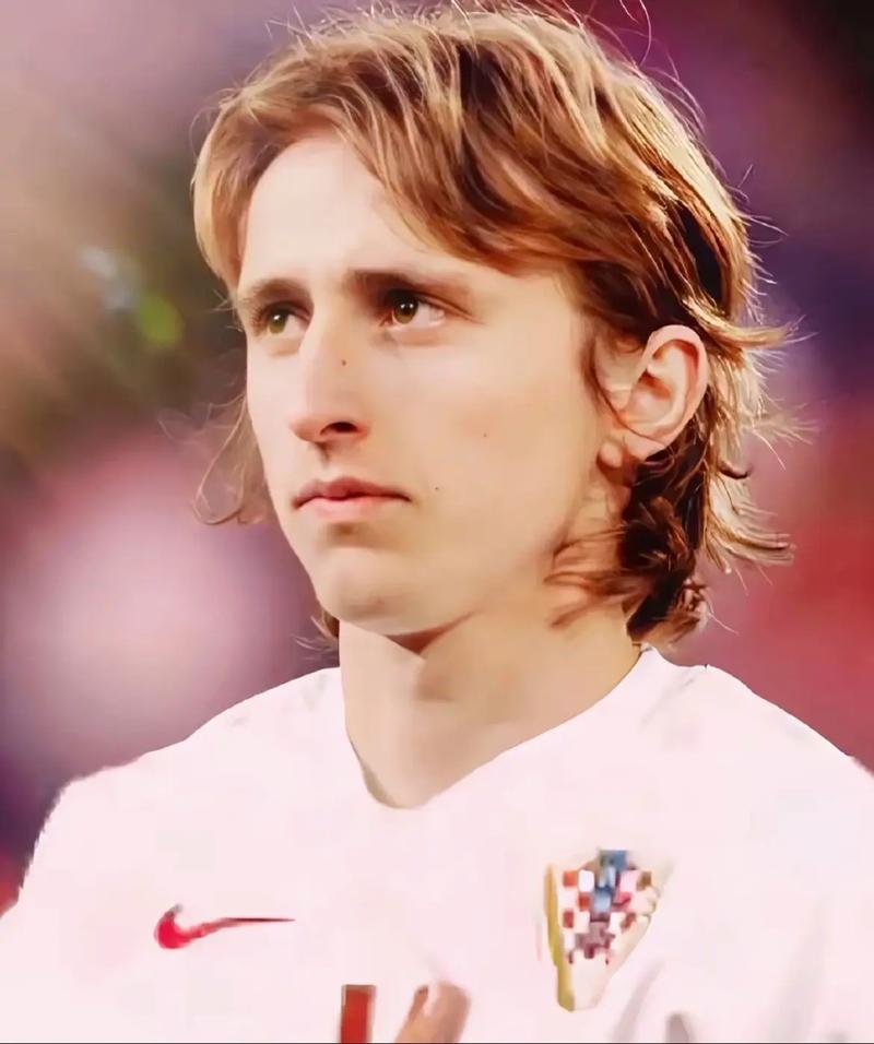 蓝军球迷手举横幅抗议球队高层：我们不是阿森纳，你们正在摧毁切尔西！